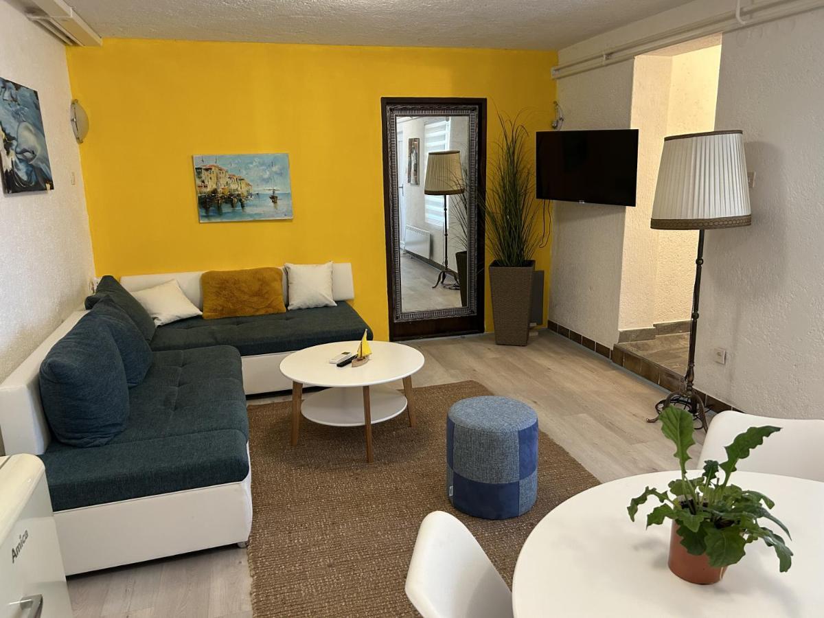 Peaceful Apartment With Patio Rovinj Exterior photo
